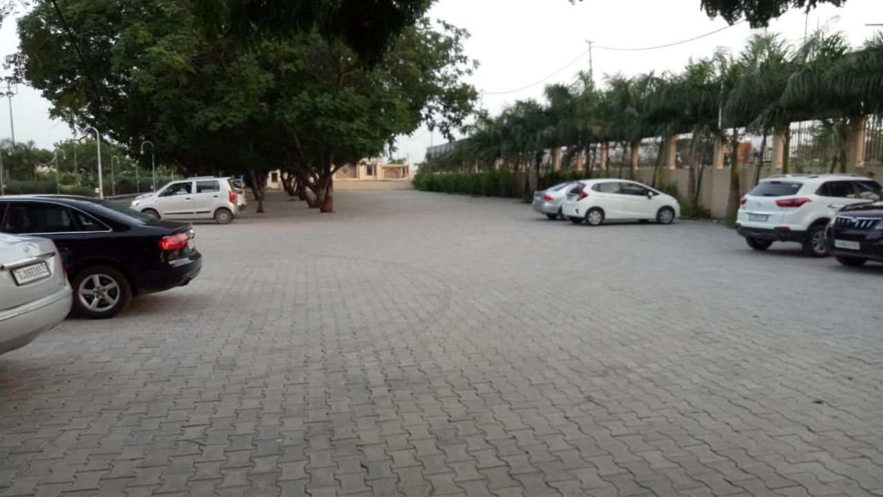Laxmi Film City Resort Vadodara Kültér fotó