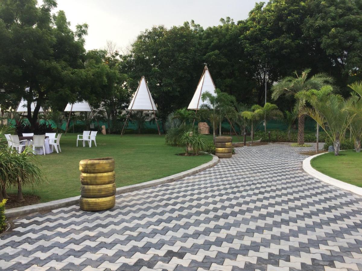 Laxmi Film City Resort Vadodara Kültér fotó