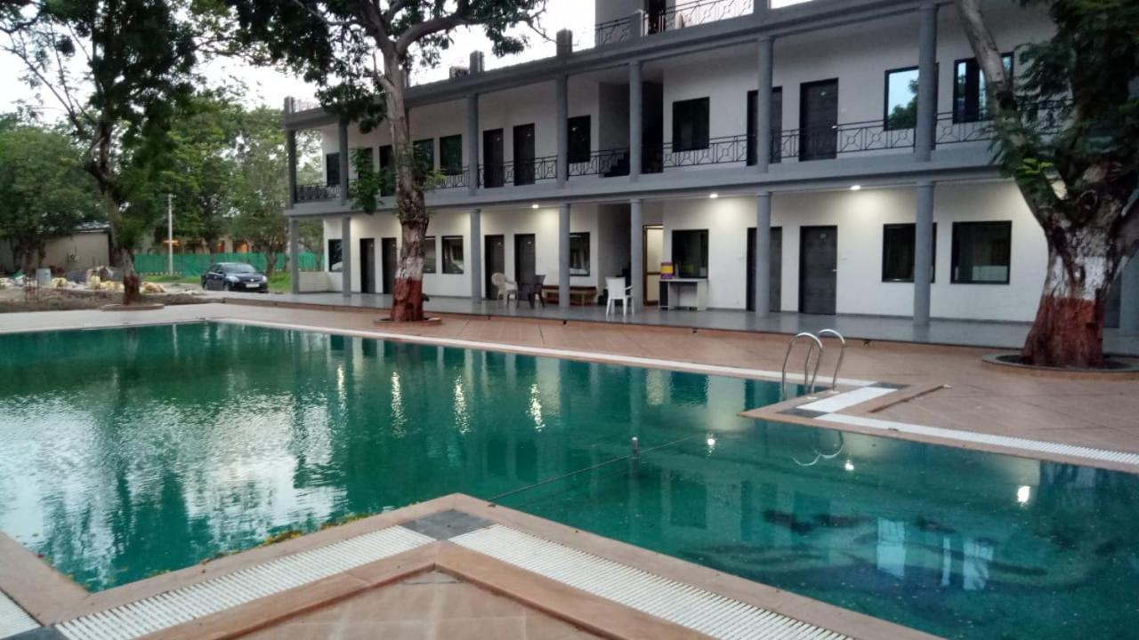 Laxmi Film City Resort Vadodara Kültér fotó